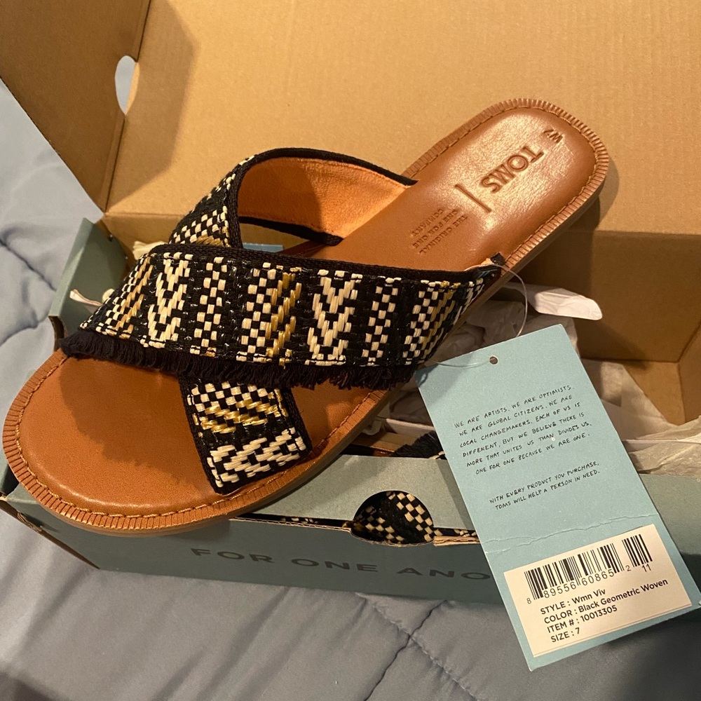 Women’s Toms Black Geometric Woven sandals size 7